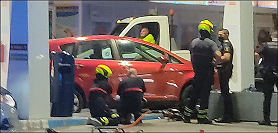 Los bomberos extrayendo el coche del lugar (Santiago P.)