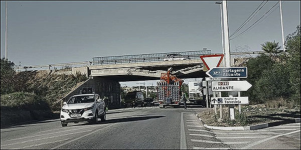 El accidente de un camión grúa contra un puente de la N-332 - Objetivo Torrevieja
