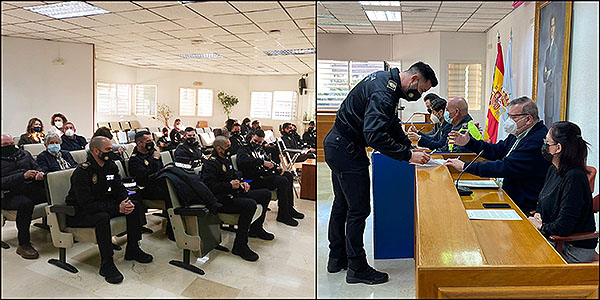 Nuevos agentes de la Policía local de Torrevieja firmando
