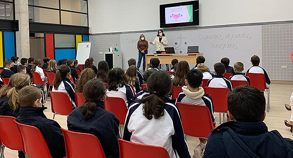 AFA Torrevieja, continúa visitado los colegios con su “Proyecto Intergeneracional”