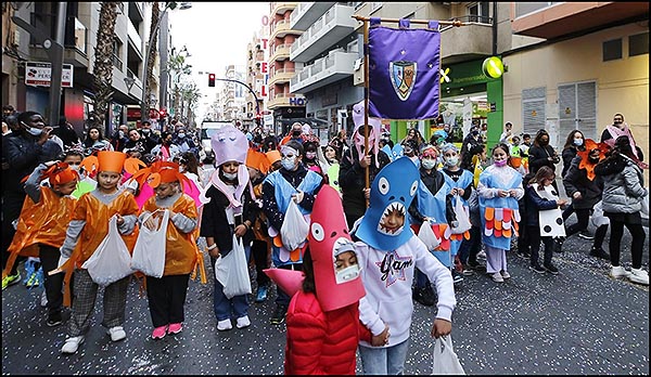 El III “Carnaval de los Coles” lleno de colorido y alegría las calles de Torrevieja.