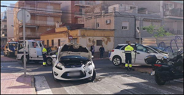 Aparatoso accidente sin víctimas en el centro de Torrevieja