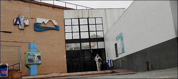  Los Bomberos desalojan el Centro de Salud La Loma de Torrevieja