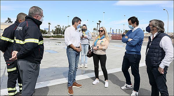 Los bomberos procedentes de Ucrania acompañaron en Torrevieja a los 19 refugiados que serán acogidos en la ciudad