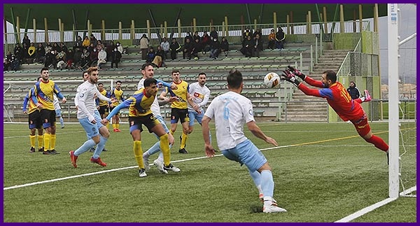 El Torrevieja golea 5-2 al Albatera y escala a la segunda posición.