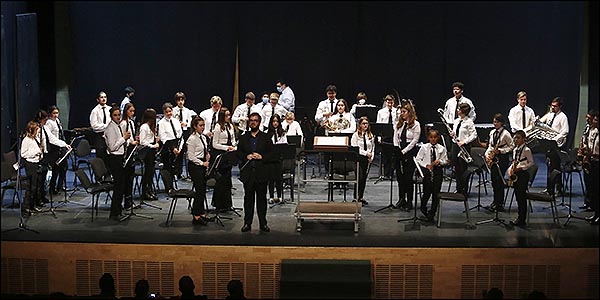 Los jóvenes de la Unión Musical Torrevejense, felicitaron a sus Papás con un magnífico Concierto