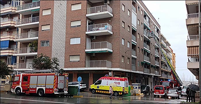 Los bomberos de Torrevieja, sacaron por la ventana a un varón con sobrepeso para su traslado al hospital