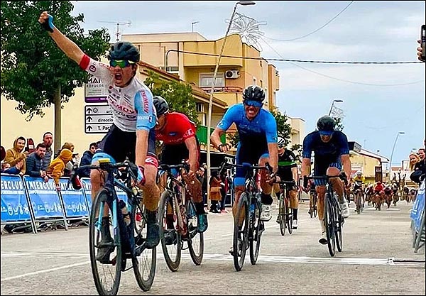 Stijn Vanstraelen del Torrevieja Cycling Team-Grupo Terramovil, sube al podio