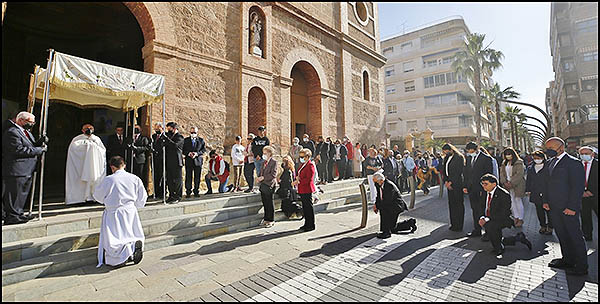 La “Procesión del Comulgar” cierra el ciclo de Semana Santa en Torrevieja