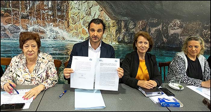 Eduardo Dolón firma un contrato electoral con los representantes de las casas de la tercera edad