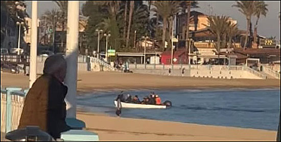 una patera con 13 personas a bordo en la Playa de Los Locos