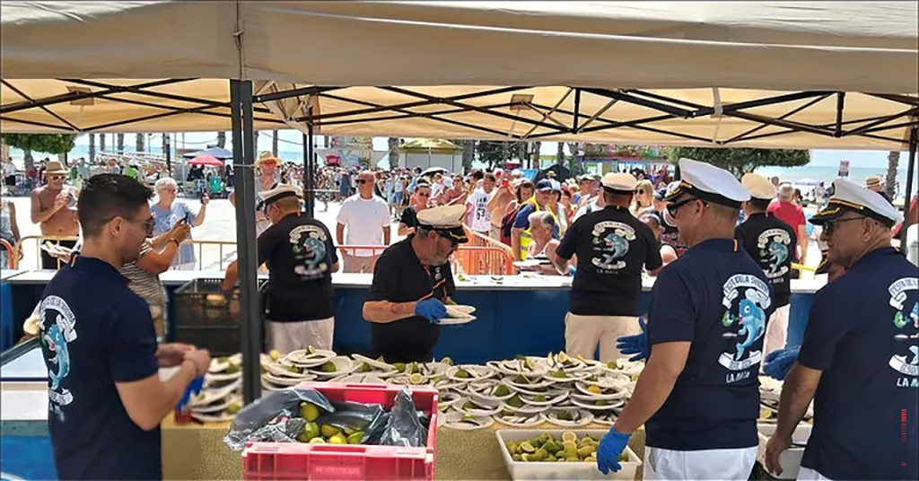 El milagro de las sardinas llega a La Mata: miles de personas abarrotan la I Sardinada Popular